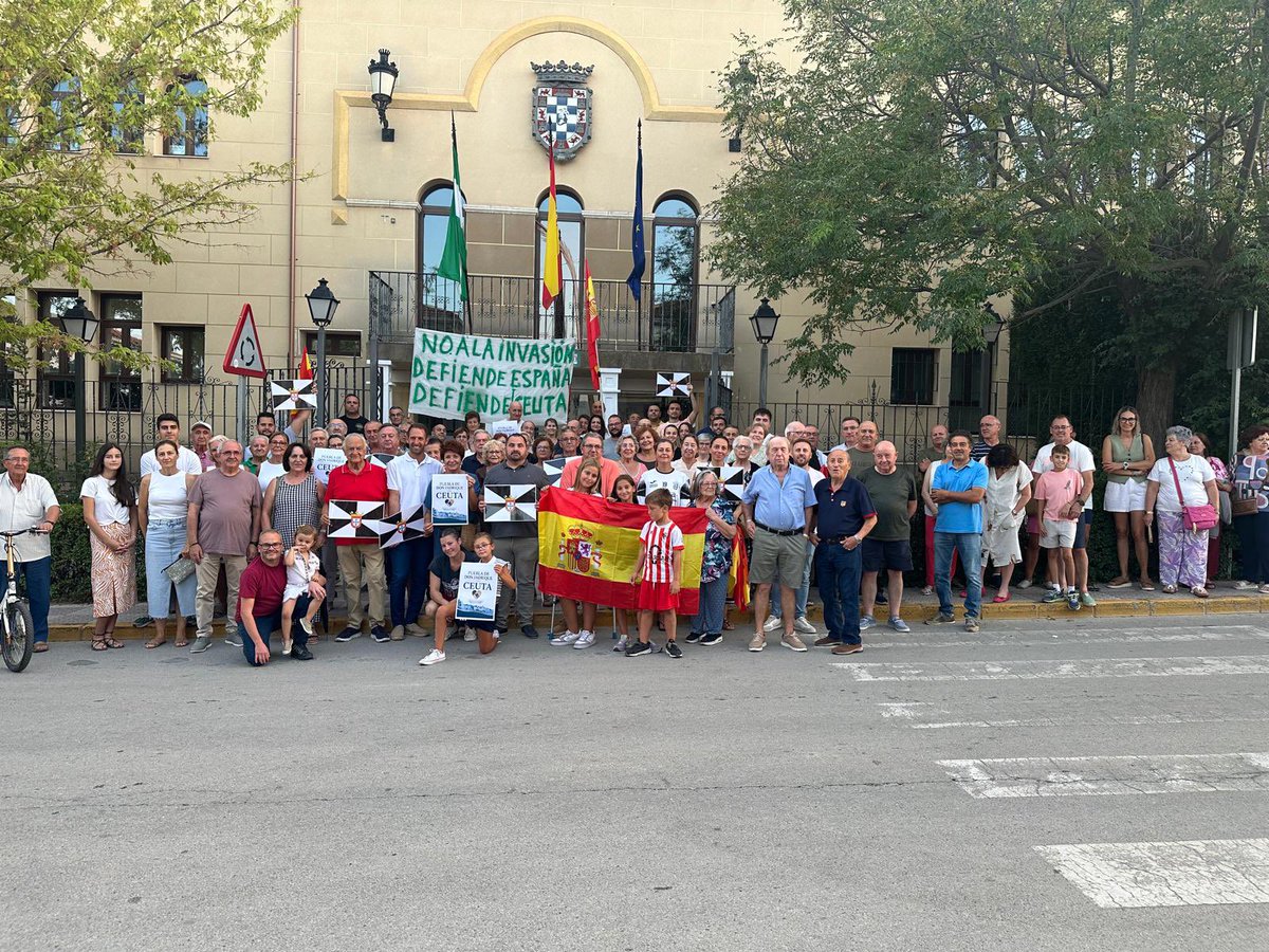 marianogcpuebla's tweet photo. 🖤🤍Defender #Ceuta es defender #España, y por eso nos hemos concentrado esta tarde en la puerta de nuestro Ayuntamiento. 

Gracias a todos por hacer bandera de esta causa.

#PorCeuta #PorEspaña.🇪🇸🇪🇸🇪🇸 https://t.co/c0IEhqjDoM