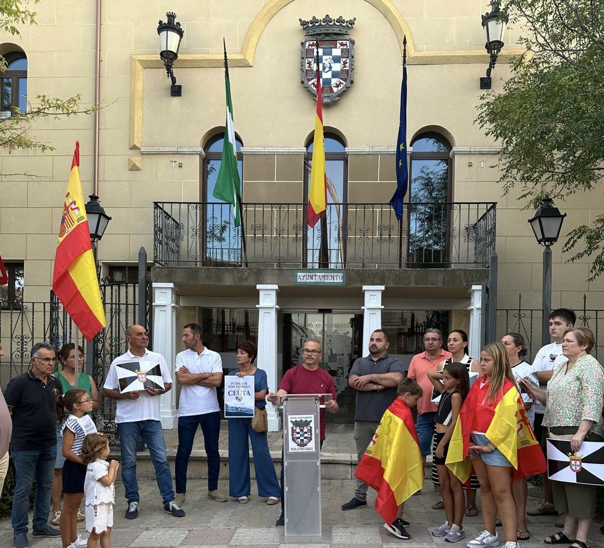 marianogcpuebla's tweet photo. 🖤🤍Defender #Ceuta es defender #España, y por eso nos hemos concentrado esta tarde en la puerta de nuestro Ayuntamiento. 

Gracias a todos por hacer bandera de esta causa.

#PorCeuta #PorEspaña.🇪🇸🇪🇸🇪🇸 https://t.co/c0IEhqjDoM