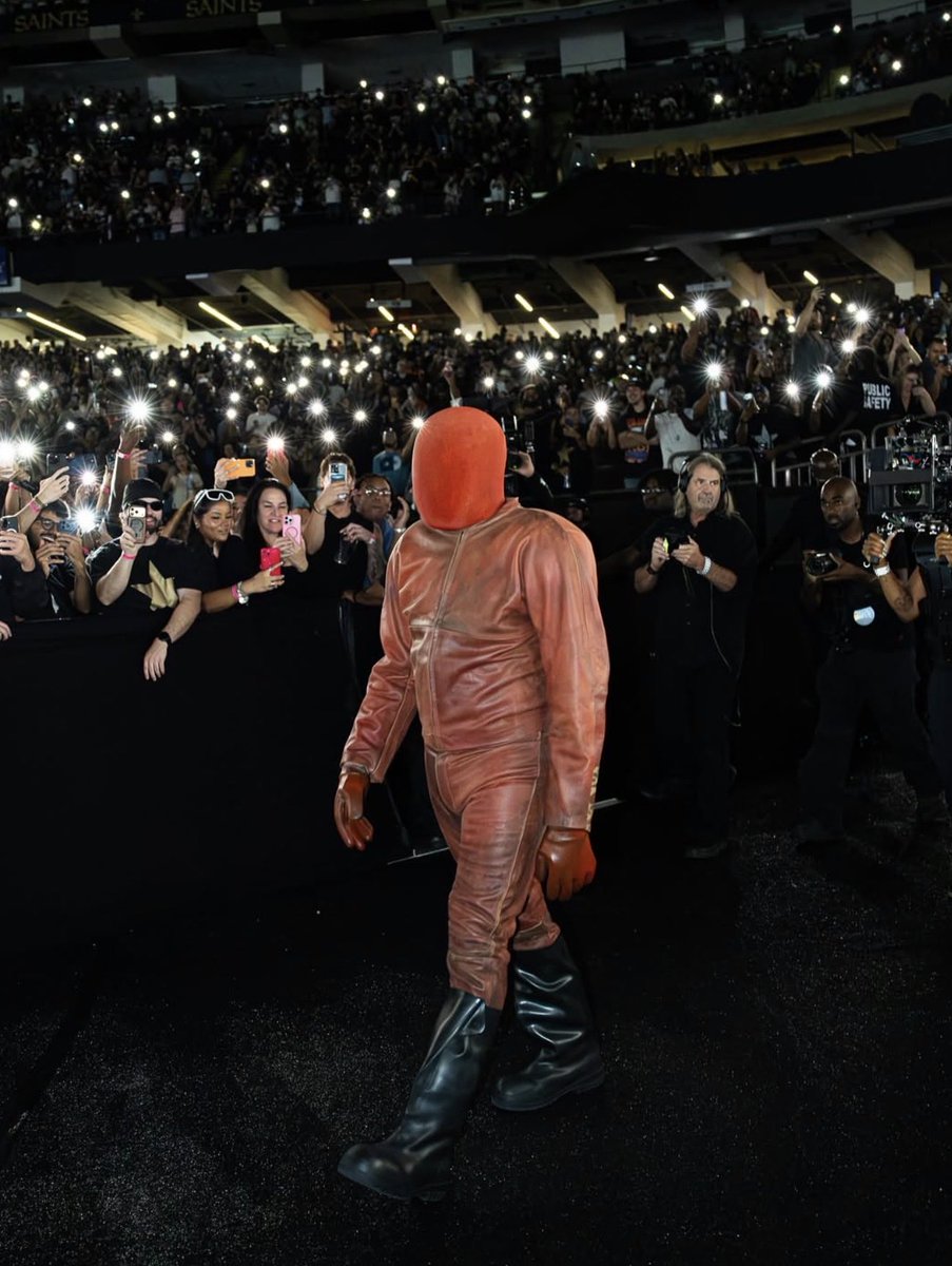 kanyestreams1 tweet picture