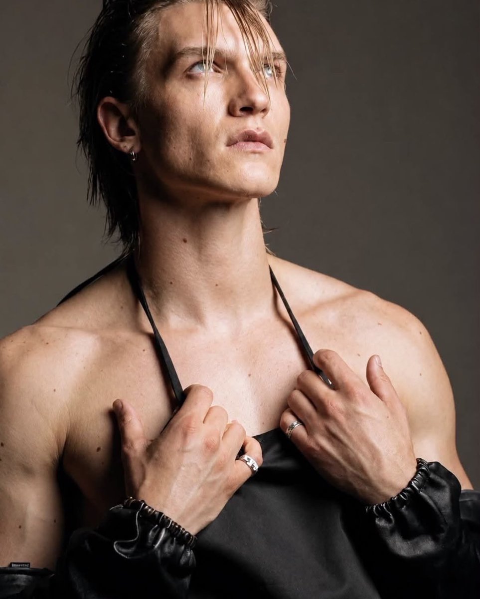 storrieli1992's tweet photo. Connor for VMAN 🖤 https://t.co/7AbAX4sRtK
