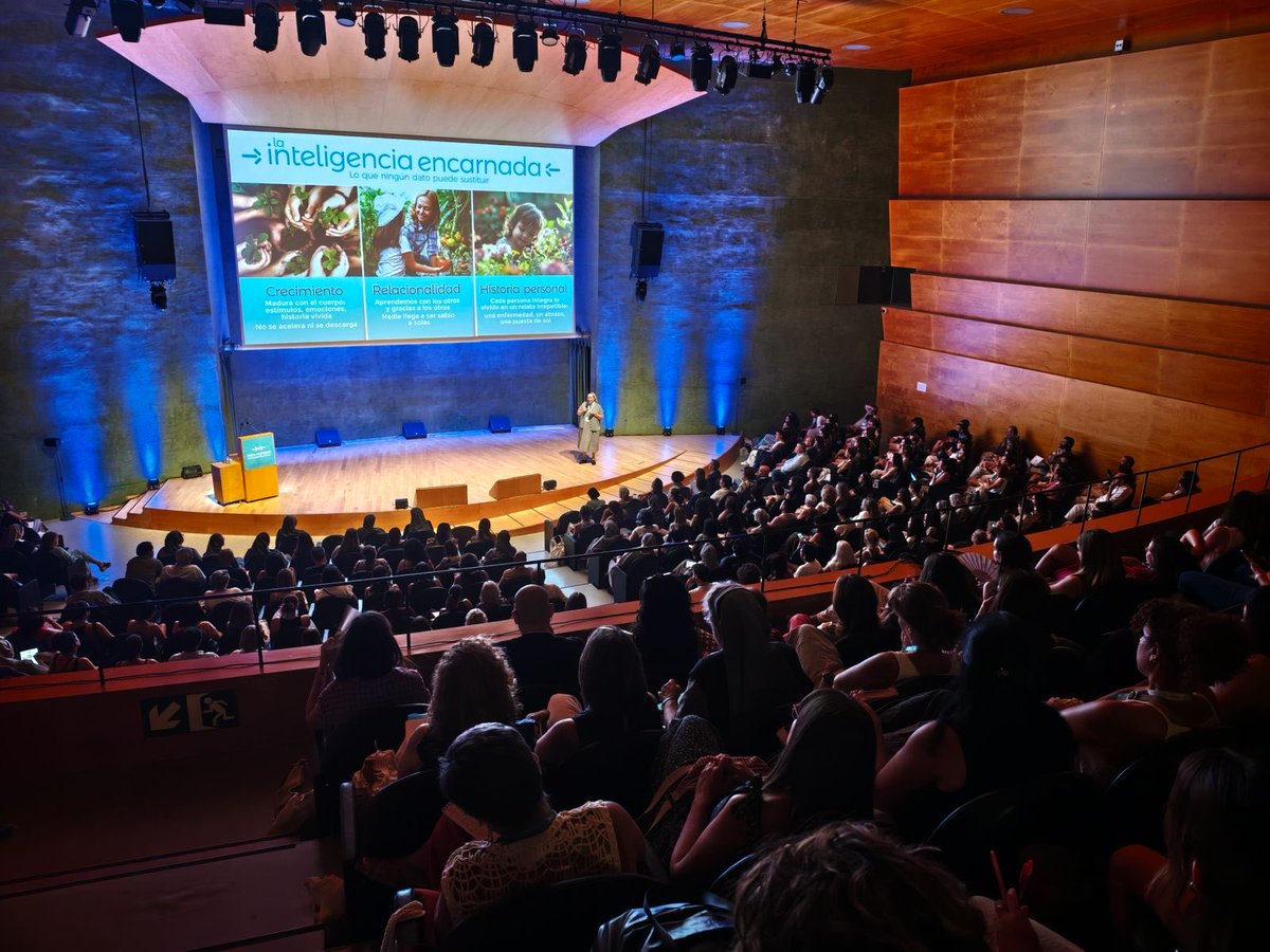 nazaretglobal's tweet photo. Fernando M. Reimers nos invita a ir más allá del conocimiento: formar estudiantes capaces de transformar sus escuelas, sus comunidades y el mundo, con rigor, esperanza y acción colectiva.
#100Humano #HabitandoFronteras https://t.co/yJehFdRrQo