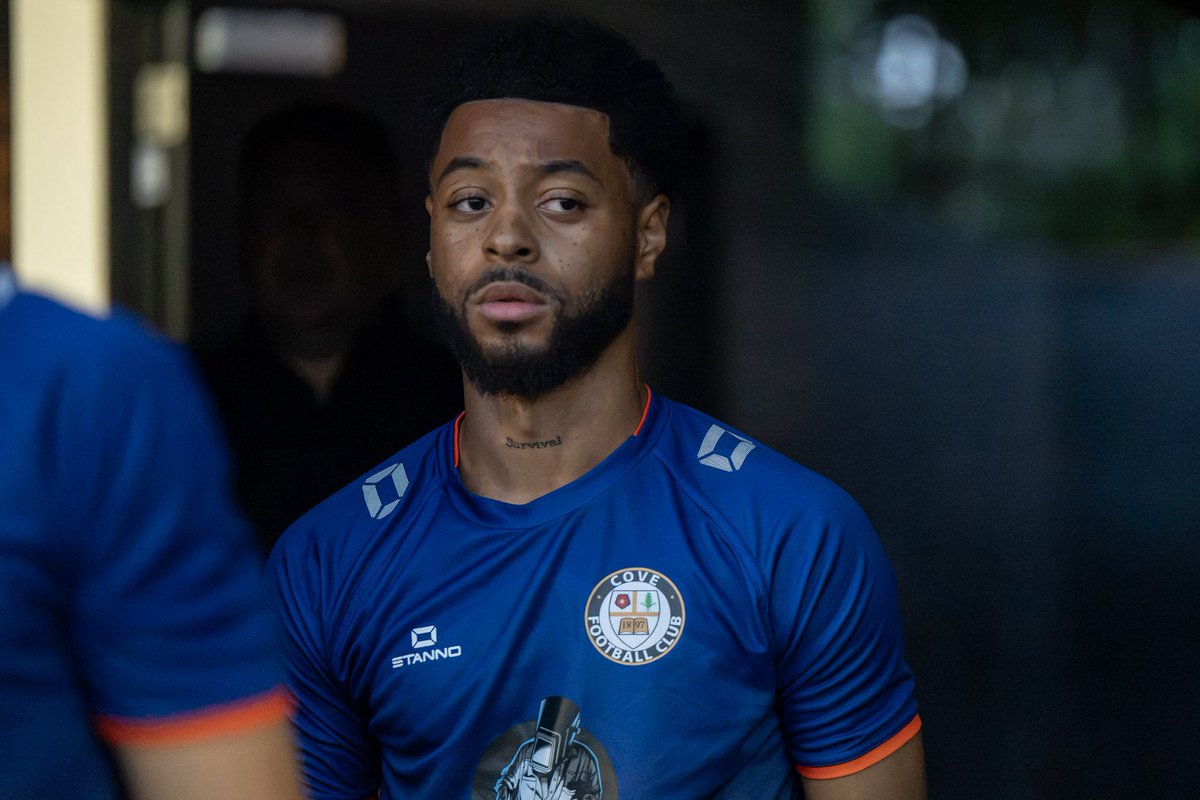 CoveFC_Official's tweet photo. 𝟑 𝐏𝐎𝐈𝐍𝐓𝐒 𝐎𝐍 𝐓𝐇𝐄 𝐑𝐎𝐀𝐃 📸

A few shots from last night’s 3-1 win away at Sandhurst Town under the lights at Bottom Meadow.

A big thank you to @Guy_Nash for capturing the action - some brilliant shots from the night! 📸👏

#UpTheWasps 🔵🟠 https://t.co/5KEQSSlkHj