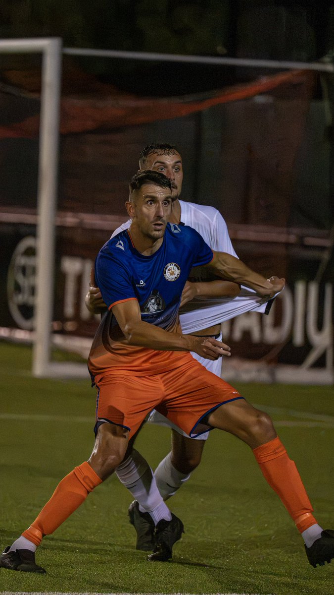 CoveFC_Official's tweet photo. 𝟑 𝐏𝐎𝐈𝐍𝐓𝐒 𝐎𝐍 𝐓𝐇𝐄 𝐑𝐎𝐀𝐃 📸

A few shots from last night’s 3-1 win away at Sandhurst Town under the lights at Bottom Meadow.

A big thank you to @Guy_Nash for capturing the action - some brilliant shots from the night! 📸👏

#UpTheWasps 🔵🟠 https://t.co/5KEQSSlkHj