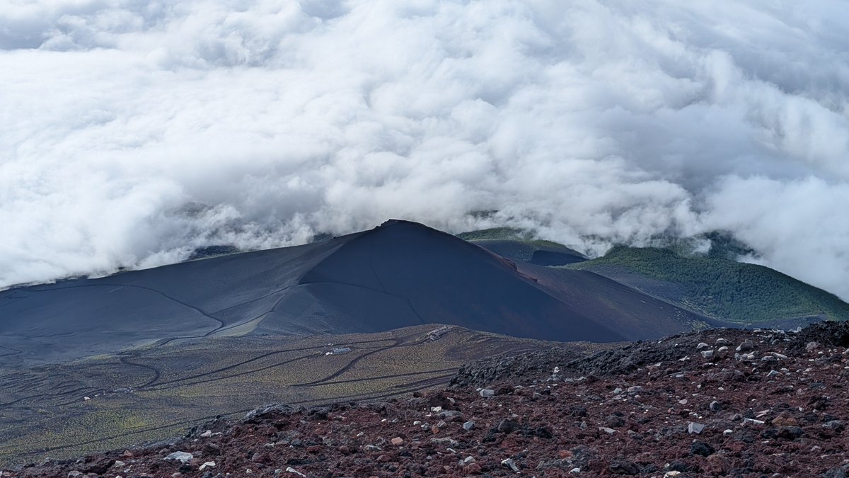 KinChannelYama's tweet photo. おはよ☁☔31℃
写真は先日の富士山山頂から見た宝永山。
GoodDay🙋 https://t.co/z4fqq3O8aR
