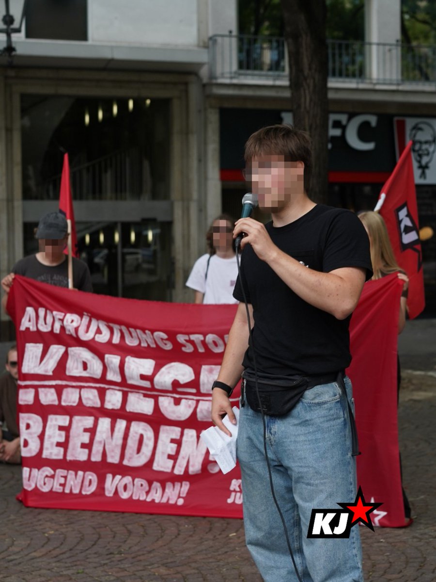 komjugend's tweet photo. Heute haben wir im Rahmen des Rheinmetall Entwaffnen Camps eine Kundgebung gegen Krieg und Aufrüstung organisiert. In den kommenden Tagen werden viele weitere Aktionen folgen.
#rheinmetallentwaffnen #rme #köln #rheinmetall https://t.co/KpWBlMUuV6