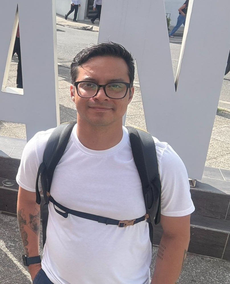 Ricigt1's tweet photo. 🚨🇬🇹 El periodista Sonny Figueroa irá a juicio por una falta contra el orden público y recuperó su libertad tras pagar una caución de Q500. ⚖️💰

🚔🔎 Su defensa pidió investigar a los agentes que participaron en su detención, pero el juez consideró que aún no existen pruebas suficientes para iniciar esa investigación. La posibilidad queda abierta si se presentan nuevos elementos.

📰⚠️ Un periodista procesado y las denuncias sobre el operativo policial todavía sin esclarecer. Así vuelve a quedar en entredicho la justicia de Guatemala. 🇬🇹⚖️