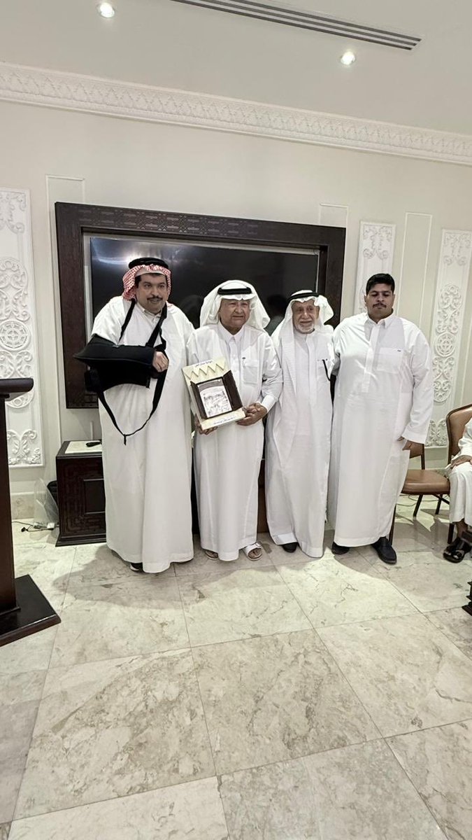 jamalalali2's tweet photo. ضيف شرف الديوانيه الحاضر الغائب الدكتور مهنا اللامي رحمه الله تحدث الدكتور عبدالعزيز المصطفي عن تاريخه المشرف وسيرته العطره وكذلك الدكتور خالد النويصر اعطانا رساله عن الفقيد أعماله  المشرفه بحضور ابنه فراس ومهند الله يجمعهم ولا يفرقهم 🤲🤲🤲 https://t.co/R7yXEIMStY
