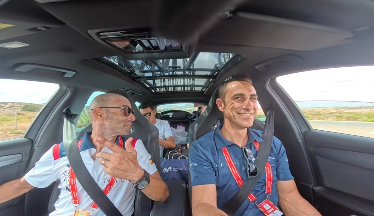 danielarribas96's tweet photo. Alejandro Valverde, hoy en el coche del Movistar: “Este año he hecho KOM's en muchas de estas carreteras en las que ya entrenaba cuando corría. Cinco o siete minutos a más de 7w/kg, eh. Unos 440/450w durante siete u ocho minutos”. Tiene 46 años. https://t.co/CXSarGn1WV https://t.co/Fmml4rAnkq