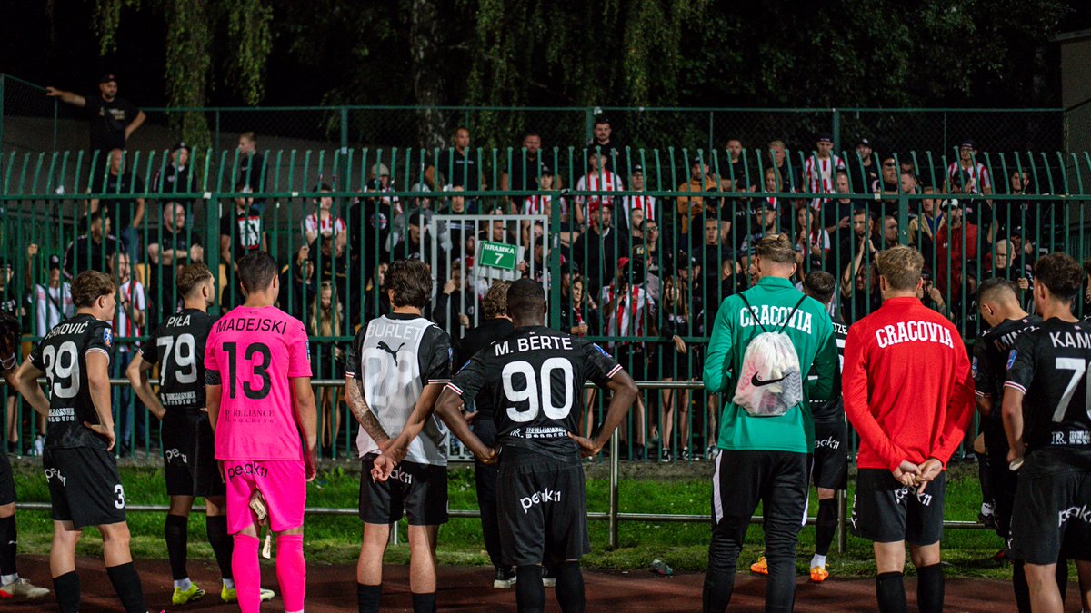 KSCracoviaSA's tweet photo. Nawet, nawet w chwili złej, nigdy nie opuszczę jej ⚪️🔴

Dziękujemy za Wasze wspaniałe wsparcie w Pruszkowie i razem zrobimy wszystko, by wrócić do dobrych chwil już w najbliższą niedzielę 🙏 https://t.co/RCoVJZ7JWq
