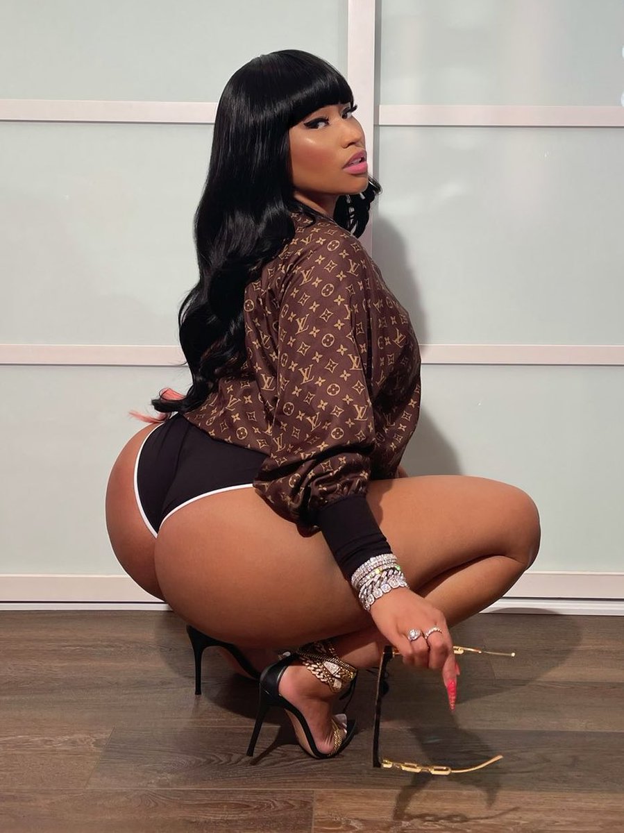 nmcaviar's tweet photo. Nicki Minaj was INSANE for this pic 😻 https://t.co/uxpO5fq3zK