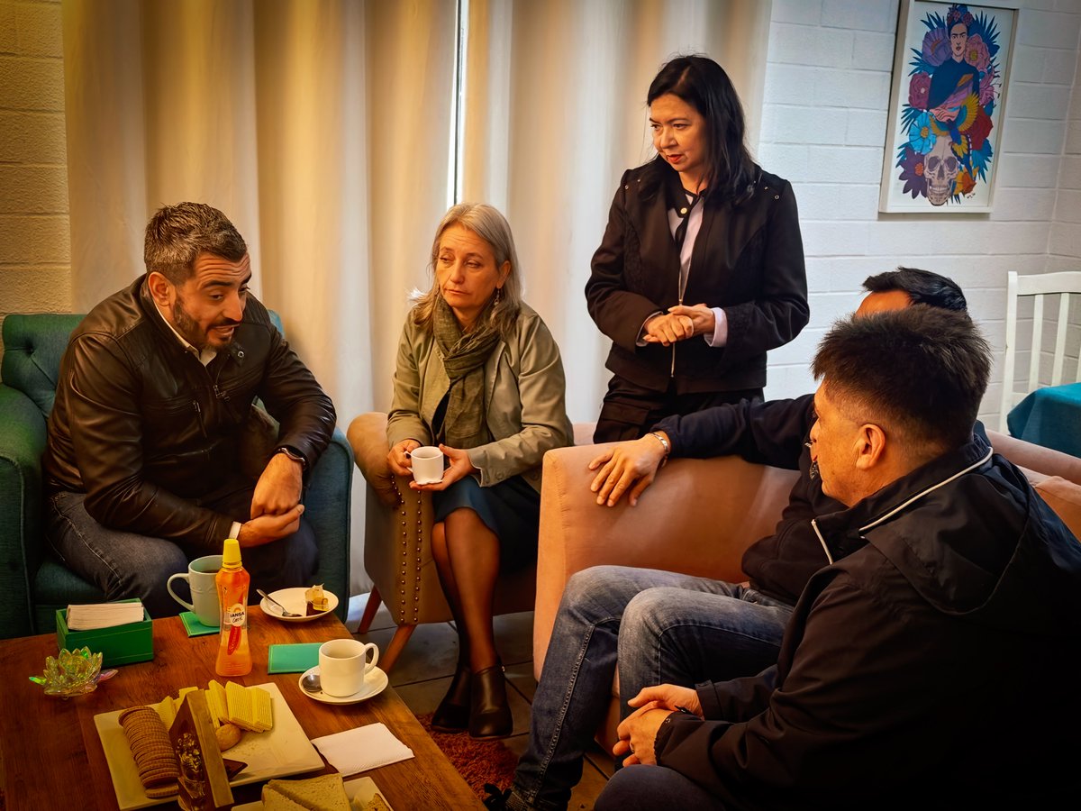 ClaudiaPizarro's tweet photo. En México asesinaron a casi 120 alcaldes desde el 2000. No podemos permitir eso en Chile. Fui a apoyar al alcalde Christopher White, amenazado de muerte por hacer la pega. El Estado no puede dejar solos a los municipios en materia de seguridad y eso implica más recursos, no menos https://t.co/riga72D3iv
