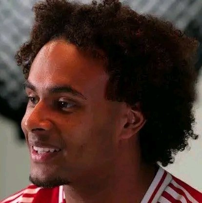 GBUnitedx's tweet photo. 🚨Joshua Zirkzee on the conversation with Youri Tielemans that made him reject Everton on deadline day:

🎙️ Reporter: “Joshua, what happened when Everton made the approach?”

🗣️ Joshua Zirkzee: “I was in the lobby on my phone with Youri, just having a normal conversation, when my agent called me and said Everton had submitted a bid to Manchester United.

“He asked me if I was happy to go. At first I said, ‘Yeah, sure, go ahead.’ Then I ended the call and Youri asked me what it was about.

“I told him Everton had made an offer for me and I had accepted. He looked at me and said, ‘You accepted?’

“I said, ‘I’m still thinking about it.’

“Then Youri became very direct. He said, ‘What is there to think about? I left Aston Villa after we won the Europa League and played the Super Cup final to come here. That should tell you there are bigger things to achieve at Manchester United. So what is the big thing you want to achieve by moving to Everton?’

“That question stayed in my head. I didn’t have an answer.

“I picked up my phone, called my agent and told him to stop the move. Then I went straight to Carrick and told him, ‘I want to stay. I’m going to fight for my place and give everything I have.’

“Youri didn’t tell me what to do. He just made me think about what I actually wanted. And in that moment, I realised I wasn’t ready to leave Manchester United.”