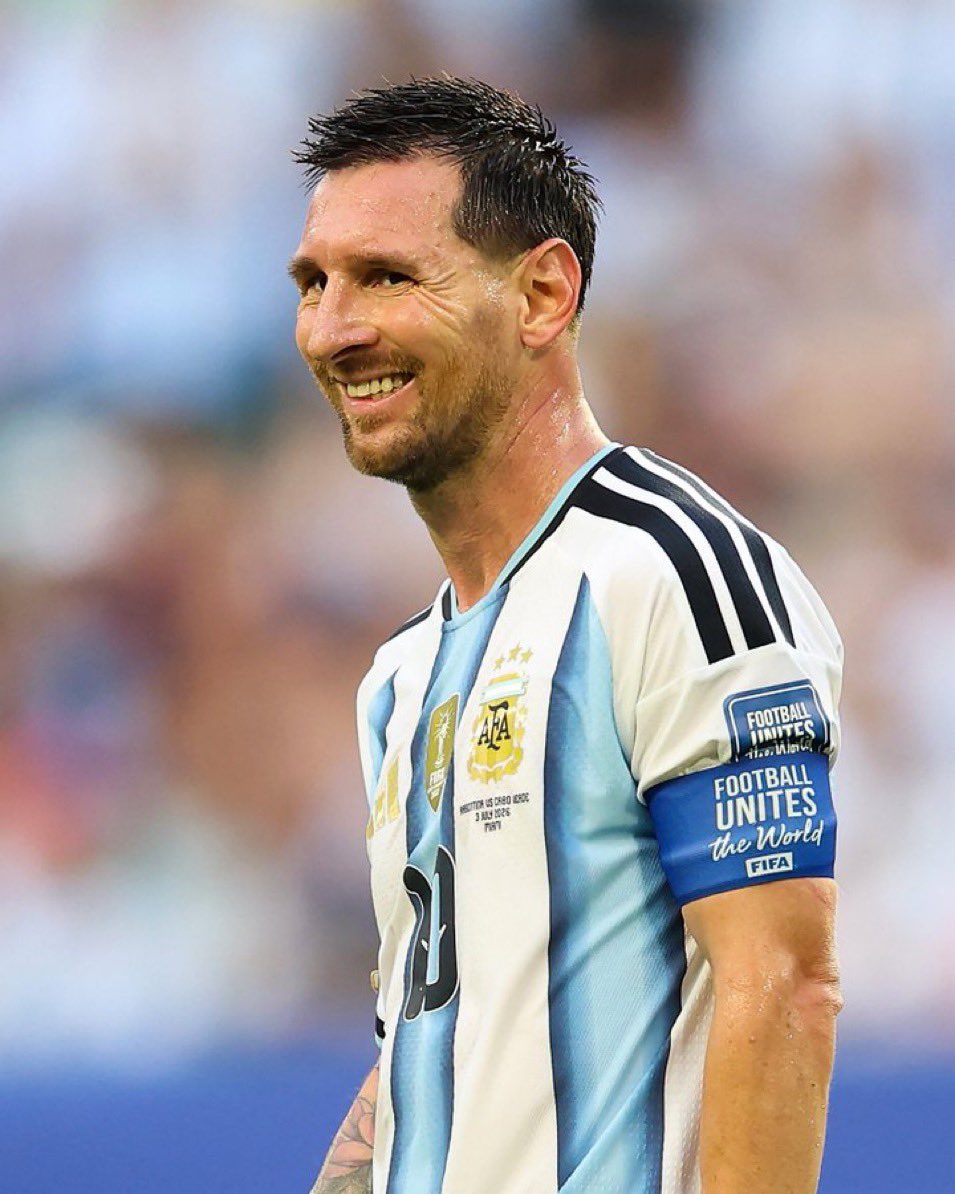Debbybruno3's tweet photo. I get it now. It’s not like Messi couldn’t brag, he wanted to brag in a way that his rival will never make a comeback 😭👏 https://t.co/8cHZnNBb6h
