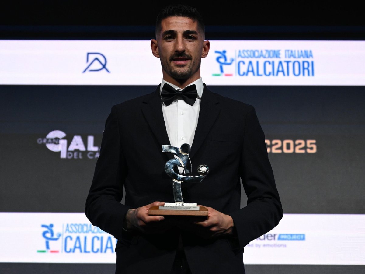 andreameli51's tweet photo. Un giocatore del Cagliari vince un premio al Gran Galà del Calcio AIC per il secondo anno consecutivo e ritorna nella Squadra dell'Anno 7 anni dopo l'ultima volta #Palestra #GGDC26 https://t.co/lsPal0fyva