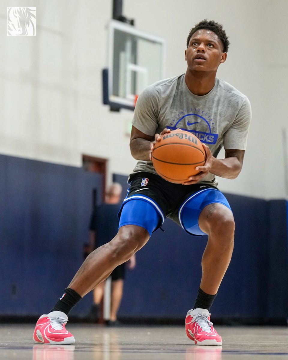 dallasmavs's tweet photo. Workin' 💼

#MFFL https://t.co/JjNwfOKI8C