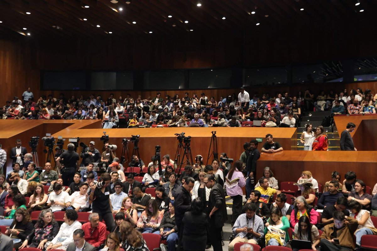 petrogustavo's tweet photo. Así esta el auditorio de la UNAM en México y afuera frente a pantallas, hay el doble de gente. https://t.co/XShEuy2Ocs