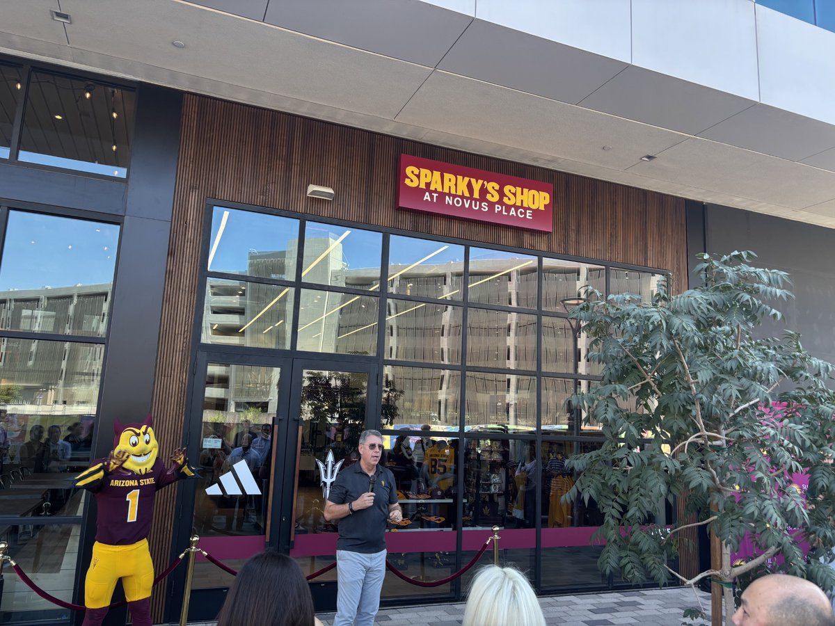 ASUfacilities's tweet photo. Looking for some new Sun Devil gear? Sparky's Shop at Novus Place is now open for any of your @ASU gameday needs. Thanks to all for a wonderful turnout at Wednesday's grand opening celebration. @asuevpcfo @SunDevilBooks @NovusASU @TheSunDevils @GrahamRossini @Tempegov https://t.co/rtq4UDhiOk