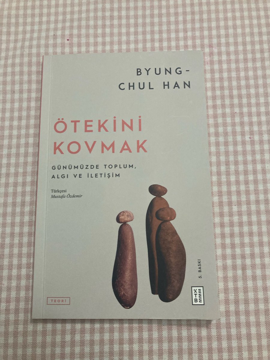 folklorekim's tweet photo. “Bugünün, ötekinin negatifliği, yerini aynının pozitifliğine bırakıyor. Aynının aşırı çoğalması, toplumsal gövdeyi etkileyen patolojik değişikliklere sebep oluyor.”

s.7. https://t.co/03v35eB9s4