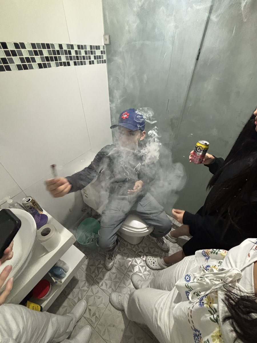 estevagoque's tweet photo. @tatiuchiz Estoy como esta foto en estos momentos en los baños en caraco, llegate https://t.co/DoClGQc7Sj