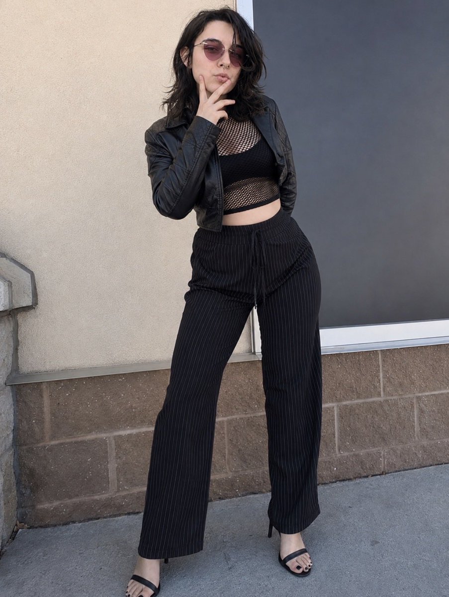 BuggyStars223's tweet photo. Black on Black ♠️🐇♠️ #lesbian #blacked #BNWO #heels #cute https://t.co/dHOlLCj02P