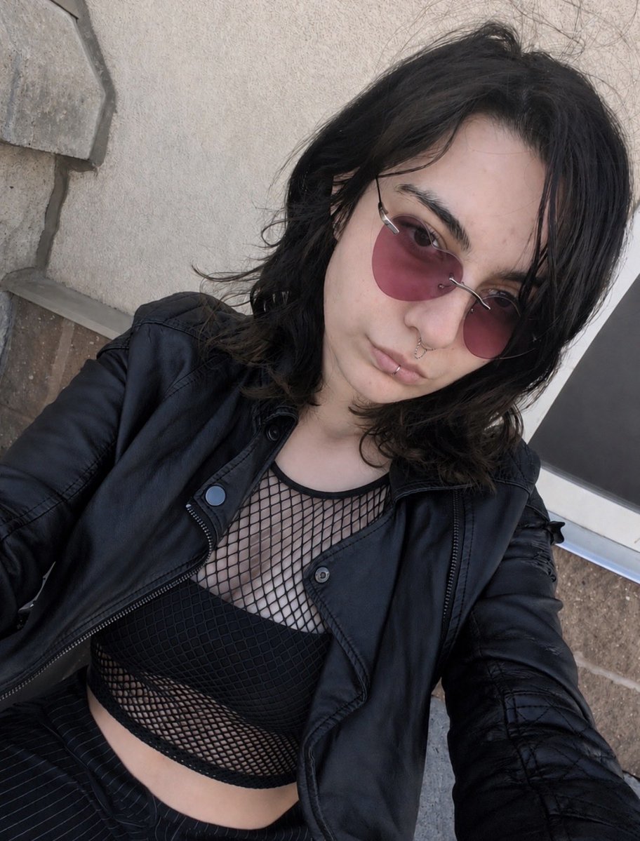 BuggyStars223's tweet photo. Black on Black ♠️🐇♠️ #lesbian #blacked #BNWO #heels #cute https://t.co/dHOlLCj02P