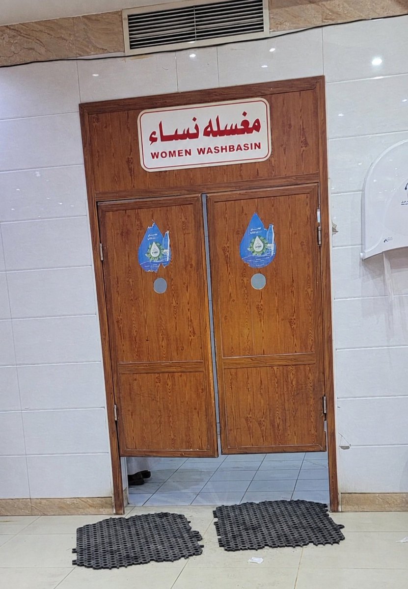 md29308's tweet photo. حركة غريبة في مطعم خلت الناس تتساءل 🤔

باب دورة مياه الرجال مفتوح من فوق والنساء من تحت
أكيد فيه سبب وراء الاختلاف  لكن هل هي فكرة ذكية تخدم الخصوصية والسلامة؟ أم مجرد تصميم غريب؟ https://t.co/C98ZwCqKgb