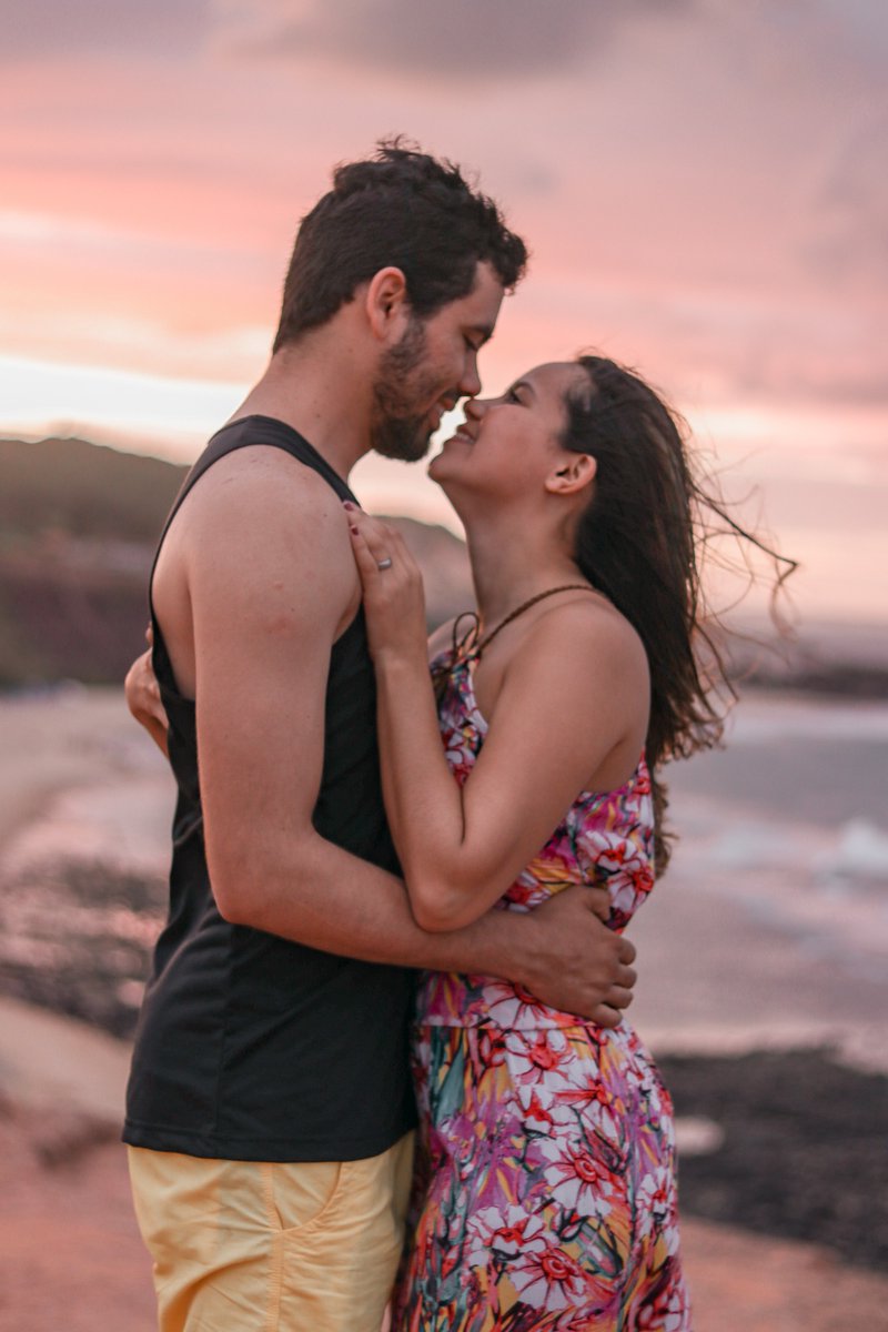 EmeldaEscowd's tweet photo. He smirked at her and started to spray the car with foam, not taking his eyes off. He walked in the speed of the car on the belt as he zipped down his overall and pushed down the sleeves. Suddenly he disappeared and she ran over to the next window. There he was again. https://t.co/tfwwPgDGIn