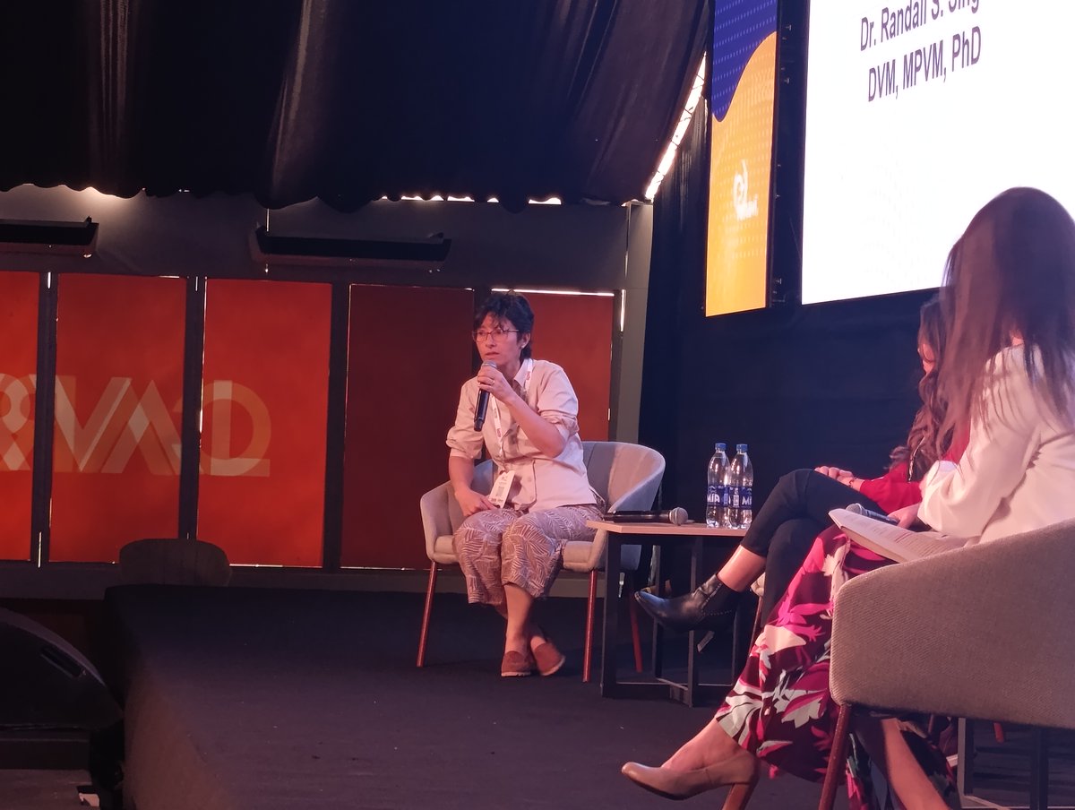 ICACOLOMBIA's tweet photo. 🐔📍 ¡Estamos en Cali en el XXII Congreso @FenaviColombia!

El evento avícola de habla hispana más grande del mundo reúne a los principales actores del sector para conversar sobre los desafíos y oportunidades de la avicultura, con temas clave como la bioseguridad, la sostenibilidad y el bienestar animal.

En este espacio, nuestra Coordinación del Grupo de Registro de Medicamentos y Biológicos de Uso Veterinario y de Farmacovigilancia participó en el panel “Más allá del antimicrobiano, decisiones que transforman la producción avícola”.

🤝 Seguimos fortaleciendo el diálogo técnico y el trabajo articulado para una avicultura más segura, sostenible y competitiva.