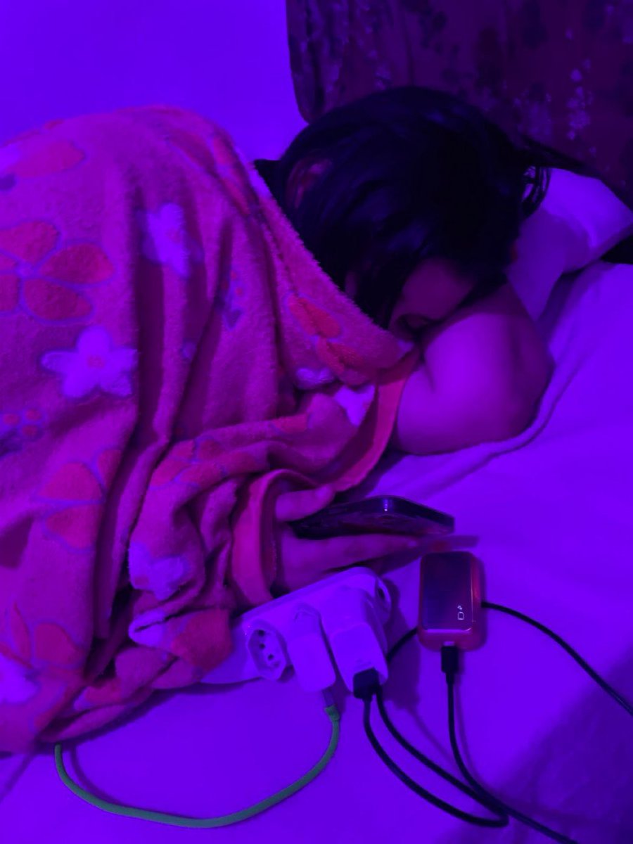 himebruna's tweet photo. me mandaram uma foto minha dormindo e parece uma cena de premonição https://t.co/wGSqoO9xiB