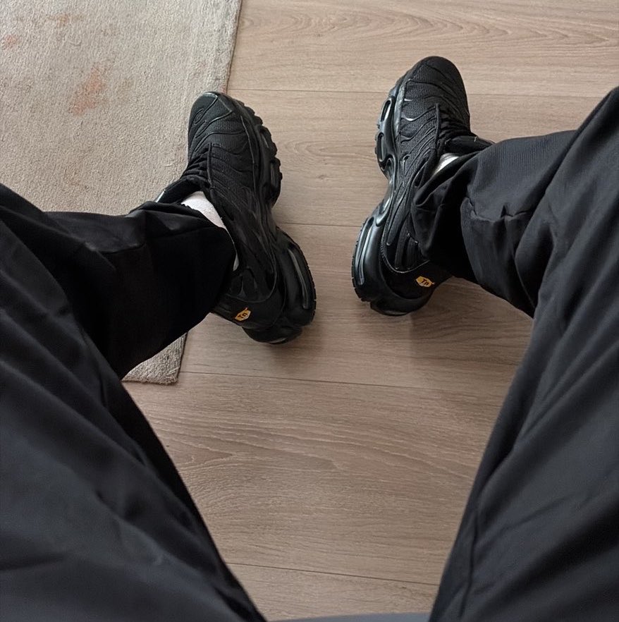 TonMaitreTurc's tweet photo. Vous aimez le style survêt’ + nike tn’ ? https://t.co/o0yHmL8f5K