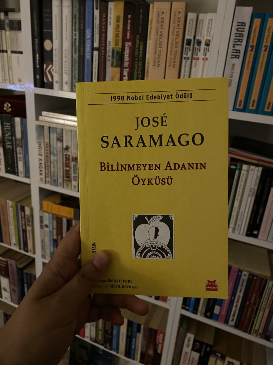 birvenusgil's tweet photo. 📚 Bilinmeyen Adanın Öyküsü - Jose Saramago

Aslında bilinmeyen bir adayı değil, insanın kendini keşfetme yolculuğunu anlatıyor. Konfor alanından çıkıp bilinmeyene cesaret ettikçe, daha önce fark etmediğimiz yönlerimizi ve yeni ihtimalleri keşfediyoruz. https://t.co/wSEiAQaNIR