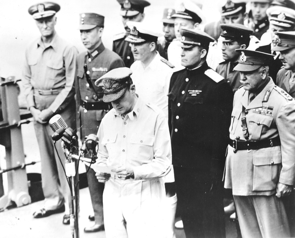 VoicesofWW2's tweet photo. Chester Nimitz, Xu Yongchang, Bruce Fraser, Kuzma Derevyanko, and Thomas Blamey behind Douglas MacArthur aboard USS Missouri during the surrender ceremony, Tokyo Bay, Japan, 2 Sep 1945. https://t.co/eI65sFoKSq