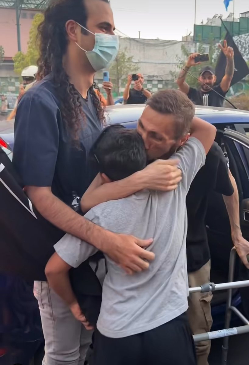 donkis21's tweet photo. Ο αγώνας είναι σκληρός. Έχει βαρύ τίμημα. Η ιστορία όμως έτσι γράφεται. Κ οι πραγματικοί νικητές είναι αυτοί που εισπράττουν μια ζεστή αγκαλιά απ' το μέλλον. https://t.co/b5O0UQjiem