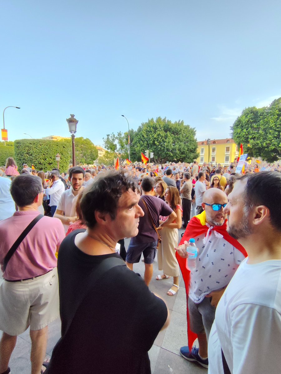 ElToni65's tweet photo. Mucha gente hoy en La Glorieta! La gente está hasta el gorro de esta gentuza que nos dirige

CEUTA ES ESPAÑA! https://t.co/s27bgueWez