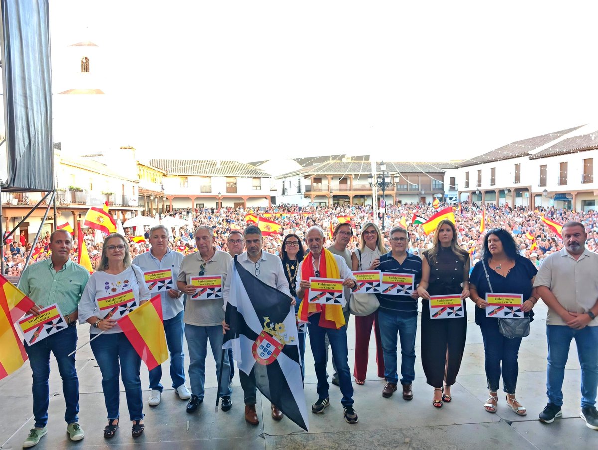 Ayto_Valdemoro's tweet photo. 🇪🇸 La Plaza de la Constitución repleta hoy a las 20:00h mostrando el apoyo de la ciudad a Ceuta y a las FFCCSE que defienden a #España y nuestras fronteras.

#Valdemoro unido por #Ceuta. https://t.co/EIGLXvIkqw