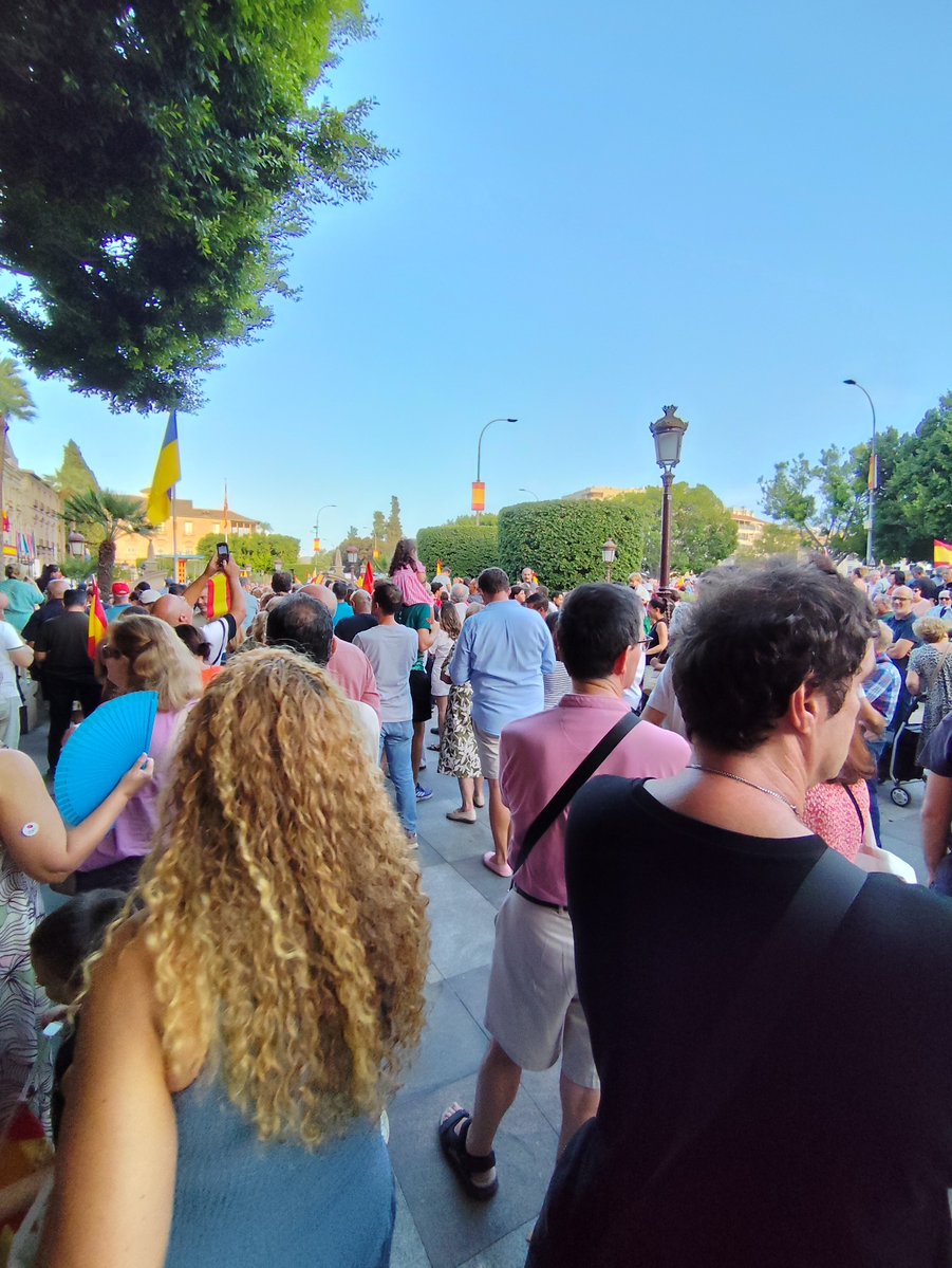 ElToni65's tweet photo. Mucha gente hoy en La Glorieta! La gente está hasta el gorro de esta gentuza que nos dirige

CEUTA ES ESPAÑA! https://t.co/s27bgueWez