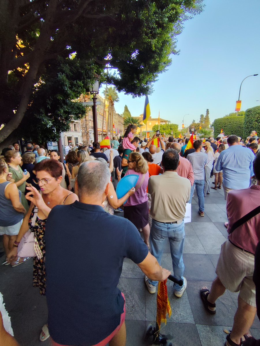 ElToni65's tweet photo. Mucha gente hoy en La Glorieta! La gente está hasta el gorro de esta gentuza que nos dirige

CEUTA ES ESPAÑA! https://t.co/s27bgueWez