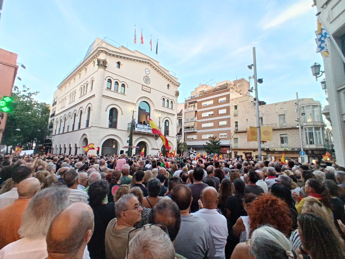 Totbadalona's tweet photo. La plaça de la Vila s’ha omplert en suport a Ceuta, en una concentració convocada per la FEMP a la qual s’ha adherit l’Ajuntament.

L’alcalde, Xavier Garcia Albiol, ha reivindicat la solidaritat de la ciutat amb el poble ceutí i ha exigit responsabilitat al Govern central. https://t.co/3iAIvPnKXl