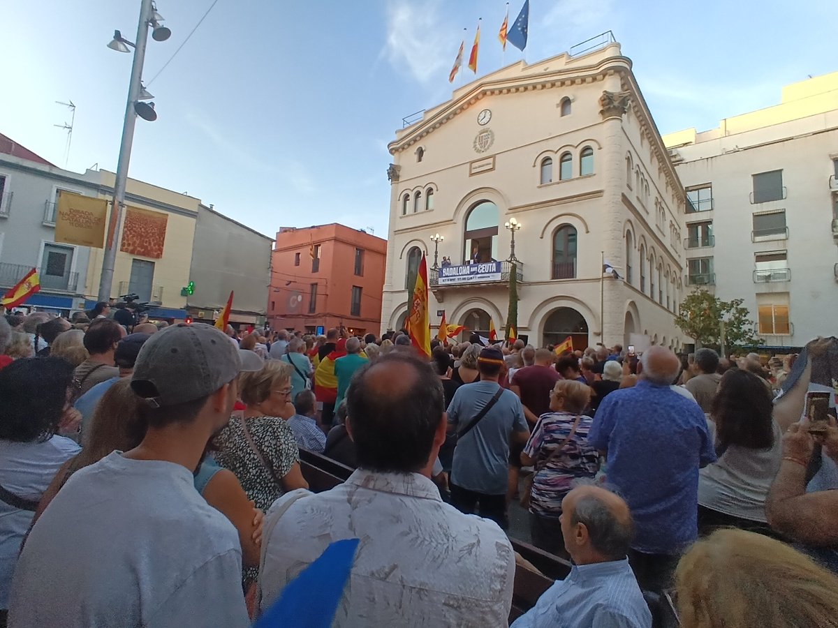 Totbadalona's tweet photo. La plaça de la Vila s’ha omplert en suport a Ceuta, en una concentració convocada per la FEMP a la qual s’ha adherit l’Ajuntament.

L’alcalde, Xavier Garcia Albiol, ha reivindicat la solidaritat de la ciutat amb el poble ceutí i ha exigit responsabilitat al Govern central. https://t.co/3iAIvPnKXl