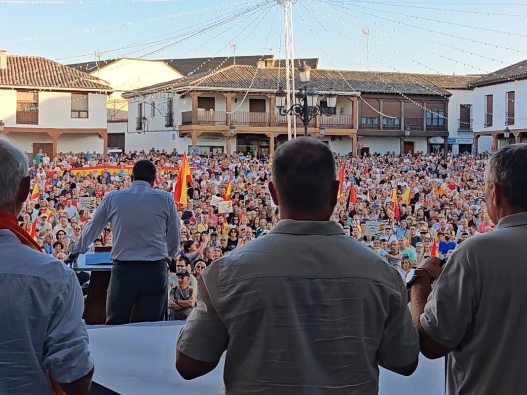 Ayto_Valdemoro's tweet photo. 🇪🇸 La Plaza de la Constitución repleta hoy a las 20:00h mostrando el apoyo de la ciudad a Ceuta y a las FFCCSE que defienden a #España y nuestras fronteras.

#Valdemoro unido por #Ceuta. https://t.co/EIGLXvIkqw
