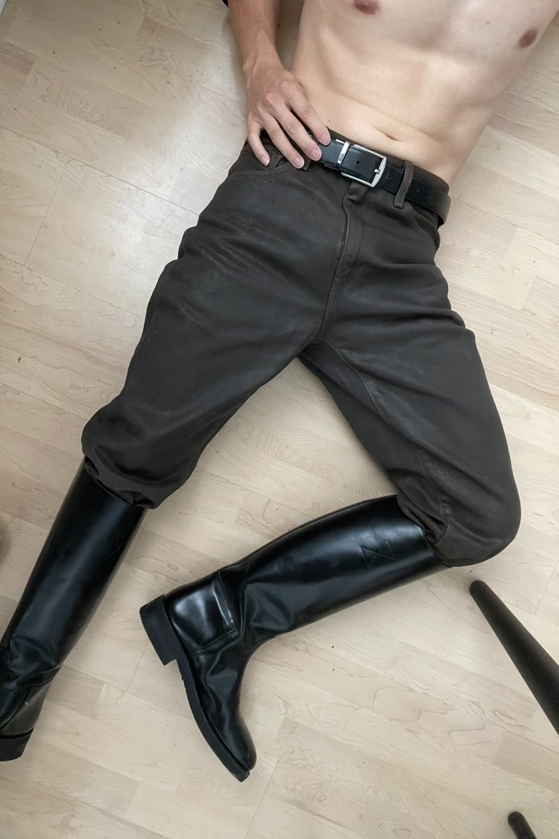 BootedJM's tweet photo. in my leather riding boots 🥵 #gayleather #gay #leather #bluf #gayboots https://t.co/Qtt6ceU1xM
