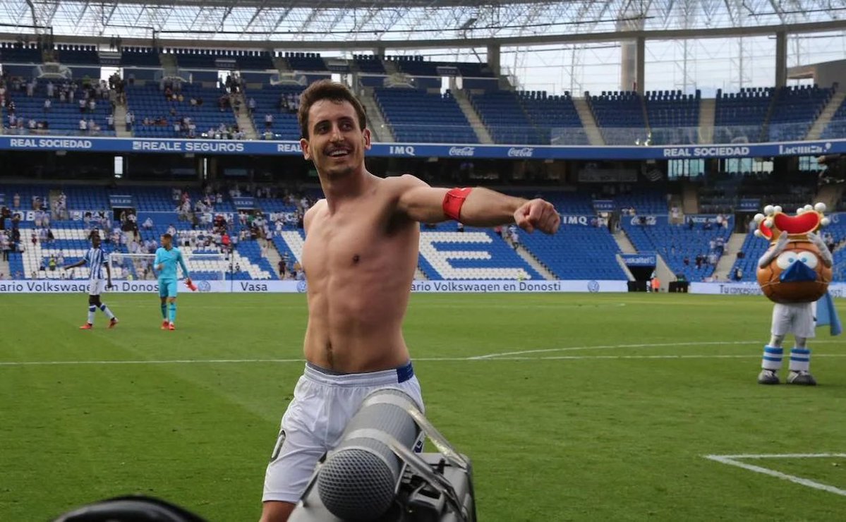 estoymariada's tweet photo. de repente me he convertido en elena de dazn necesito hacer el puñito 👊🏻 https://t.co/fJDgVE1A1O