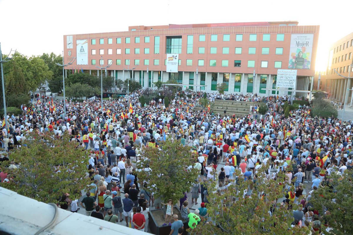 PPAlcobendas's tweet photo. #Alcobendas ha demostrado que está con Ceuta y con todos los ceutíes. 🇪🇸

👉🏼 Una Plaza Mayor llena de cientos de vecinos para defender nuestra soberanía, nuestras fronteras y la unidad de España y que no se resignan ante el abandono del gobierno de Sánchez.

🤝 Ceuta se DEFIENDE. https://t.co/FFfFHFrN72