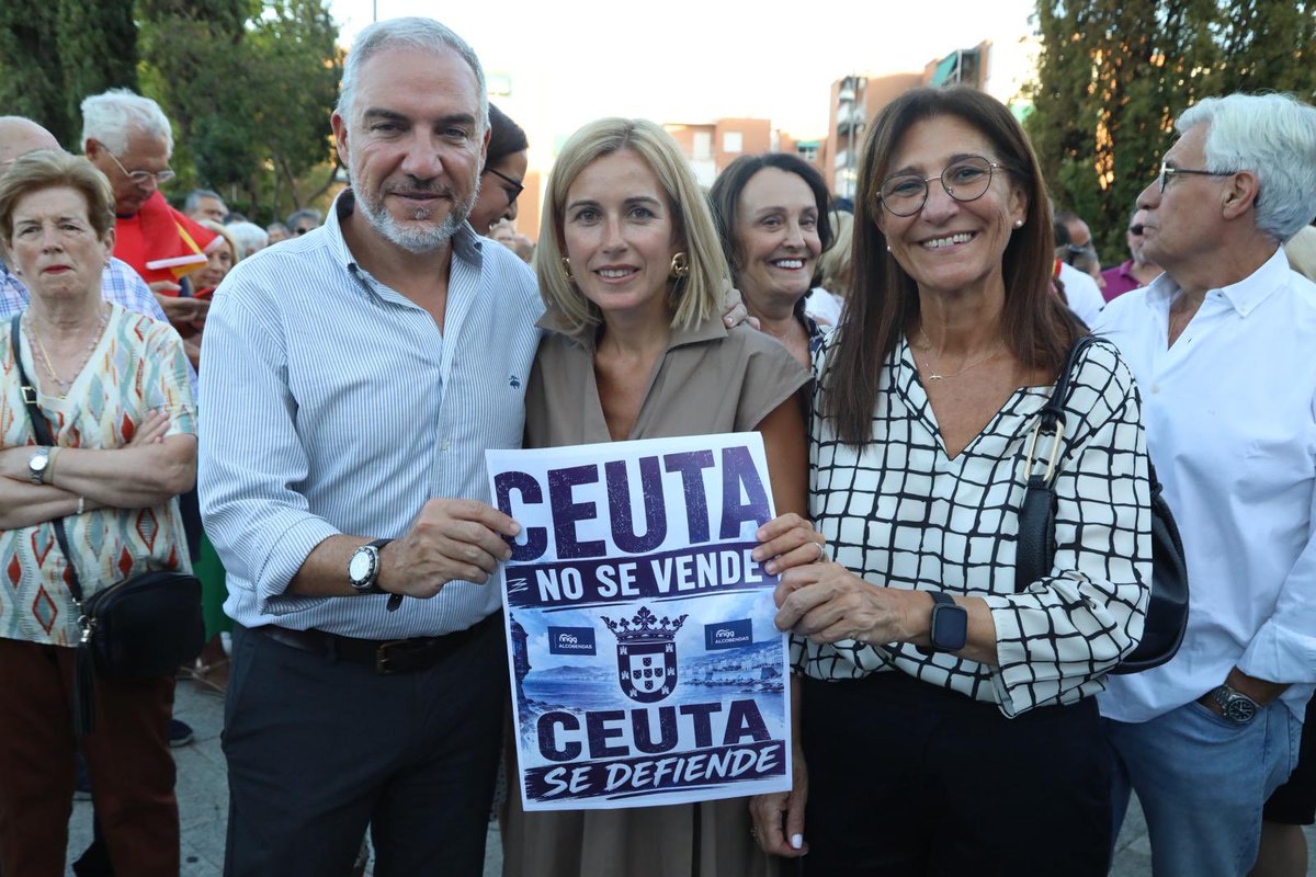 PPAlcobendas's tweet photo. #Alcobendas ha demostrado que está con Ceuta y con todos los ceutíes. 🇪🇸

👉🏼 Una Plaza Mayor llena de cientos de vecinos para defender nuestra soberanía, nuestras fronteras y la unidad de España y que no se resignan ante el abandono del gobierno de Sánchez.

🤝 Ceuta se DEFIENDE. https://t.co/FFfFHFrN72