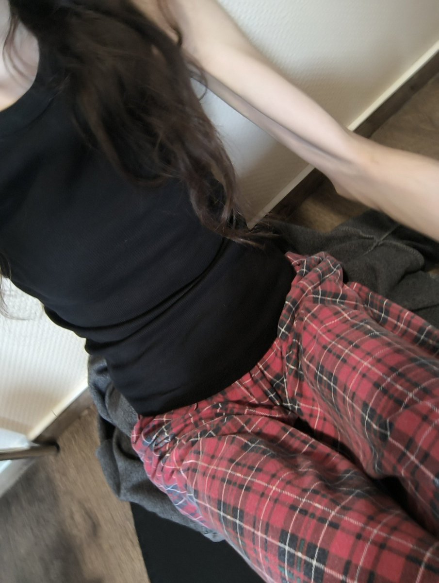 bulimarch's tweet photo. ill never be this small again https://t.co/vqOFXlkEA3