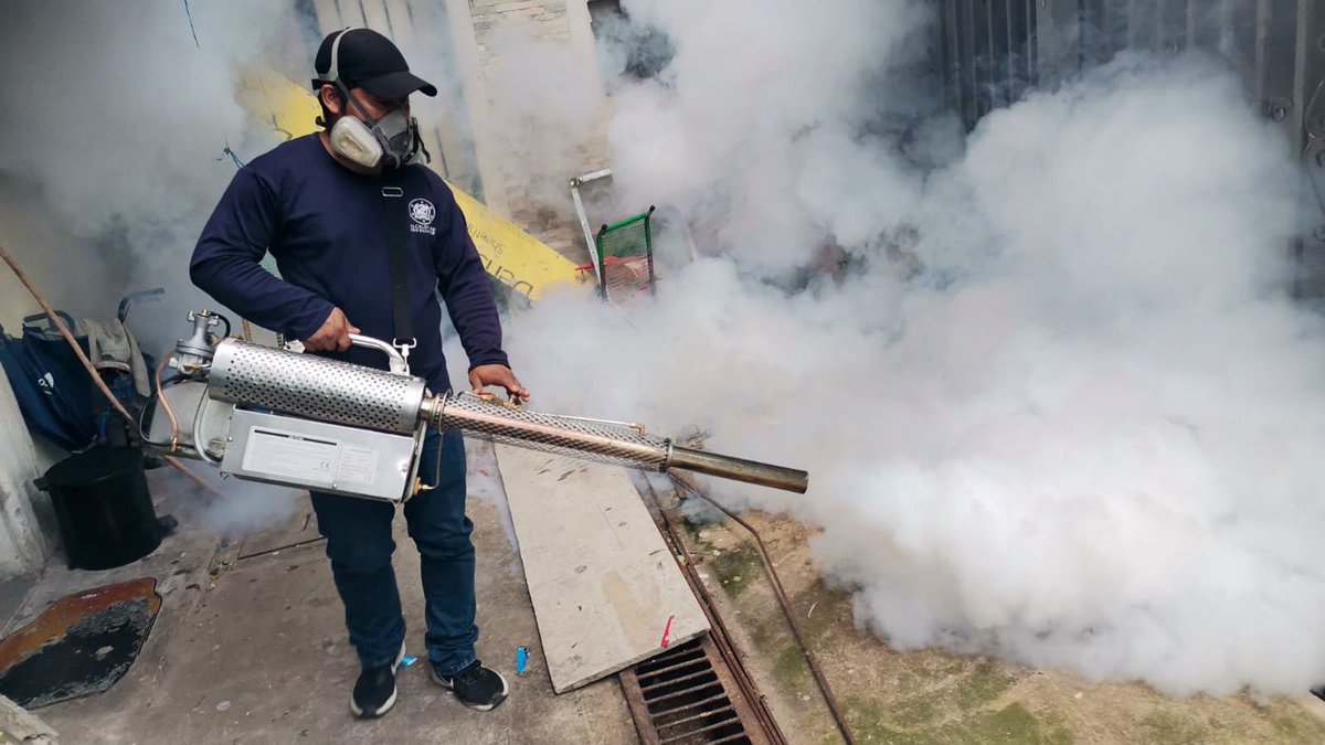 D_Capitalino's tweet photo. Más de 500 habitantes de las comunidades Hermosa Provincia, Don Rúa y pasajes Pleitez, Bustamante, María Auxiliadora y Lindo fueron beneficiados con jornada de fumigación integral por parte de personal de Promoción de Salud y  Administración de la Zona 1 de la Comuna Central. https://t.co/jBPBlmXP5R