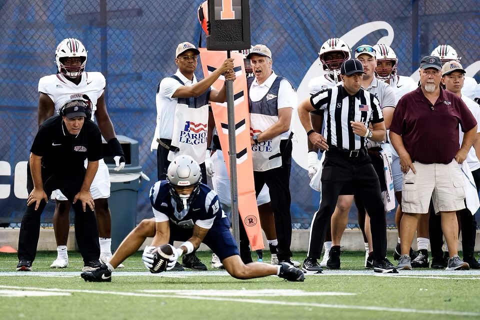 CoachAmoako's tweet photo. Pinky to Pinky Catch - Take a Photo 📸
“Get your nose to the Football”
“Use your hands not your wrists”
#MoneyTeam #DefendTheDistrict #VDR https://t.co/GKtD4R6Yyy