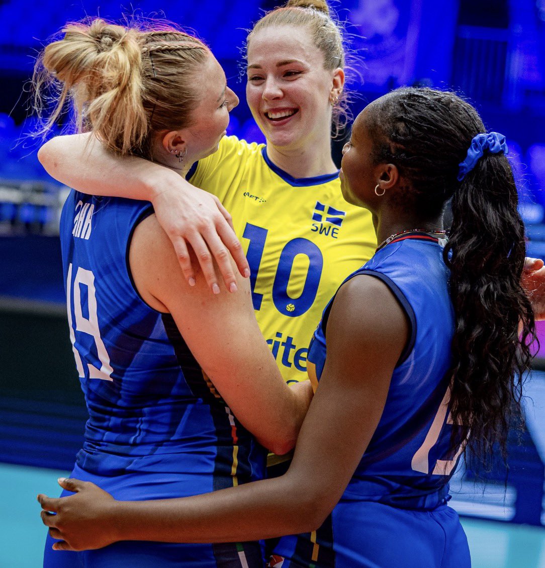 QueenMatreh's tweet photo. amo questo sport anche e soprattutto per questo  
#italvolley  👑 💙 https://t.co/qXsCHSicEn