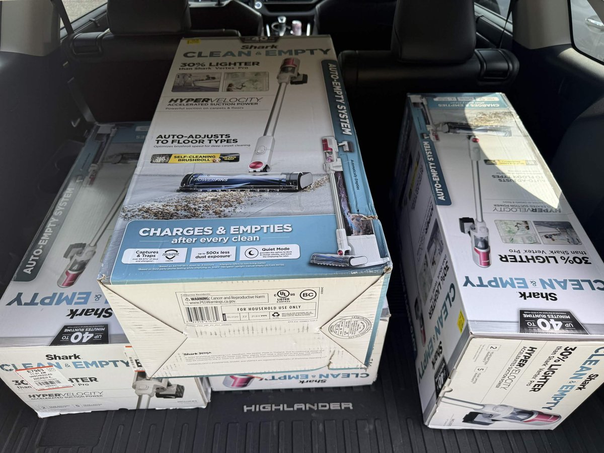 GlitchedDeals's tweet photo. people are picking up their $79 Shark vacuums today 😳 https://t.co/jHjUdNqDuJ