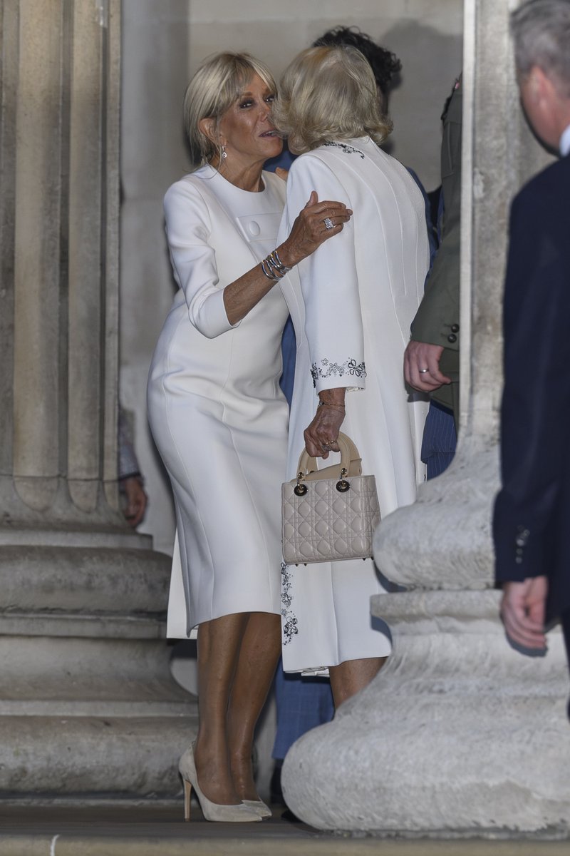 royalfocus1's tweet photo. The King and Queen, accompanied by The President of the French Republic, His Excellency Emmanuel Macron and Mrs. Brigitte Macron leave The  British Museum after viewing the Bayeux Tapestry Exhibition #royal #britishmuseum #bayeaux https://t.co/ZPCyIDRc85